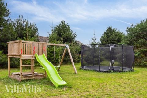 I det attraktive feriehuset nr. 532 i Lolland/Falster/Møn finnes det mengder av utendørsaktiviteter, som leketårn og huskestativ.