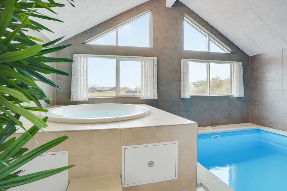 Nyt varmen i boblebadet i luksushus nr. 530 i Sydjylland