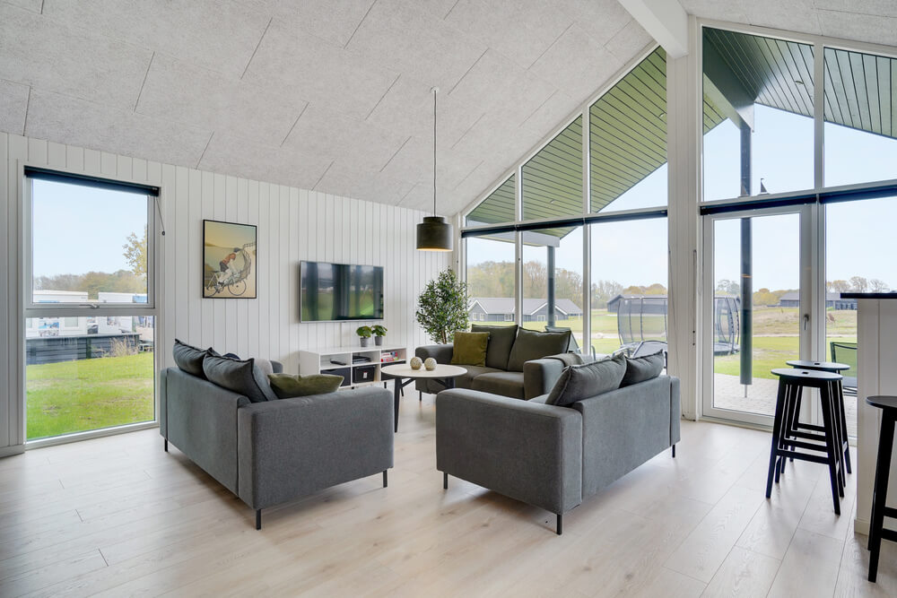 Det er god plass til hygge i feriehusets sofagruppe under oppholdet i luksushus nr. 530
