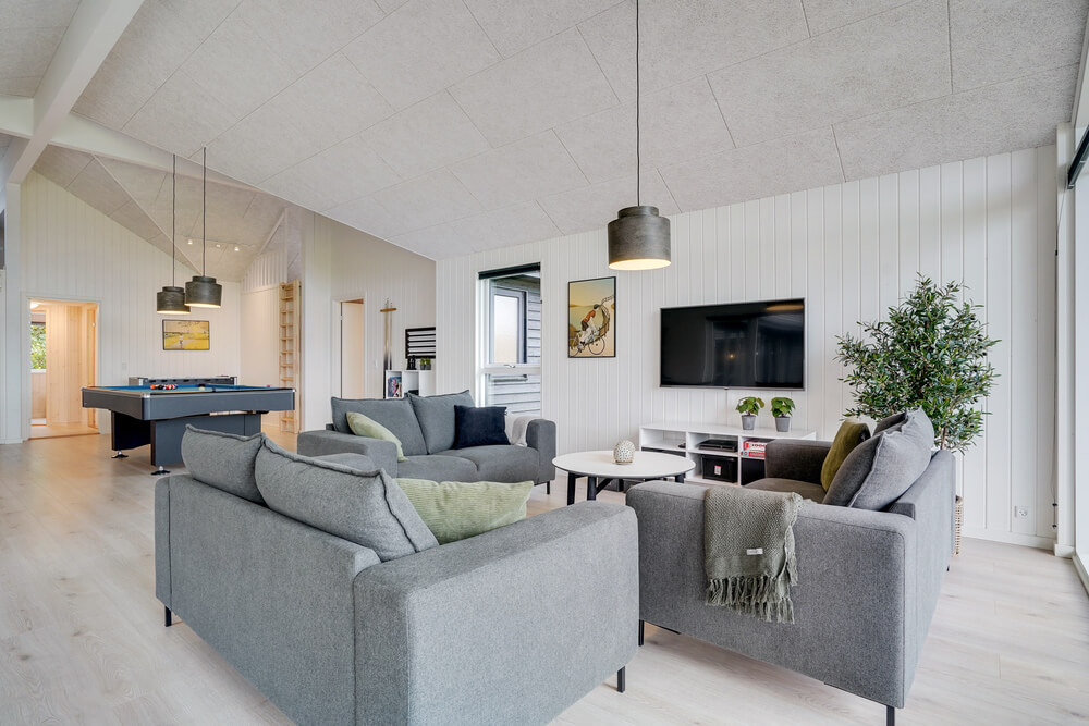 Sofaen i luksushus nr. 530 i Sydjylland er perfekt for å hygge seg med et brettspill eller se en film sammen.