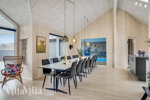 Det er god plass til at 16 personer sitter sammen i feriehusets oppholdsrom under et besøk i luksushus 527 i Nordsjælland.