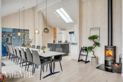 Det er plass til 16 personer i det store lyse oppholdsrommet i luksushus nr. 527.