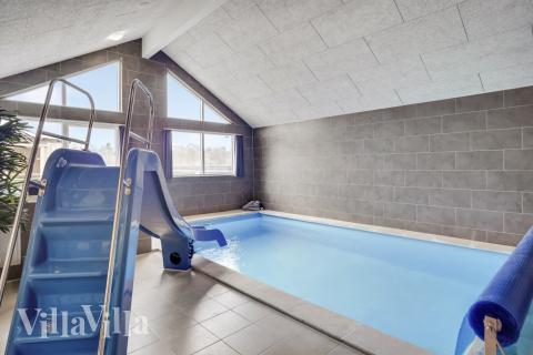 Det flotte bassenget i luksushus nr. 527 til 16 personer