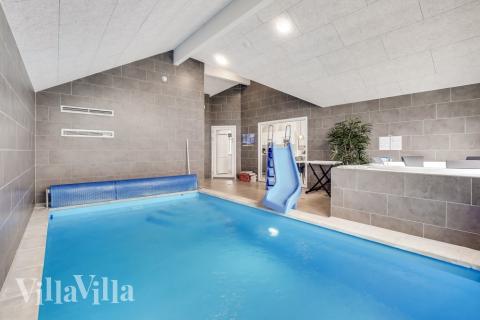 Feriehus 527 har et flott basseng med sklie, et stort innebygd boblebad og en badstue