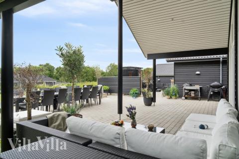 På terrassen i feriehus nr. 527 er det plass til 16 personer.