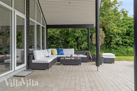 Luksushus nr. 527 har en deilig terrasse med gode hagemøbler til 16 personer.