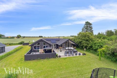 Dette lekre huset med svømmebasseng, nr. 527, med plass til 16 personer, ligger i Nordsjælland