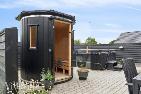 I det attraktive feriehuset nr. 527 i Nordsjælland finnes det mengder av utendørsaktiviteter, som leketårn og huskestativ.