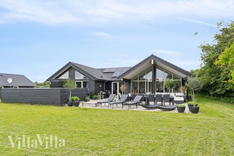 Nyt en grillkveld på terrassen i luksushus nr. 527 i Nordsjælland