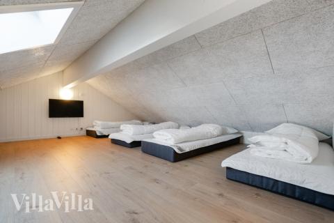 Noen av de 14 soveplassene i luksushus nr. 533 finnes på hems