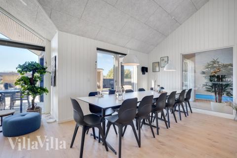 Det er plass til 14 personer i det store lyse oppholdsrommet i luksushus nr. 533.