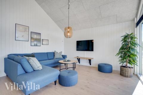 Det er god plass til hygge i feriehusets sofagruppe under oppholdet i luksushus nr. 533