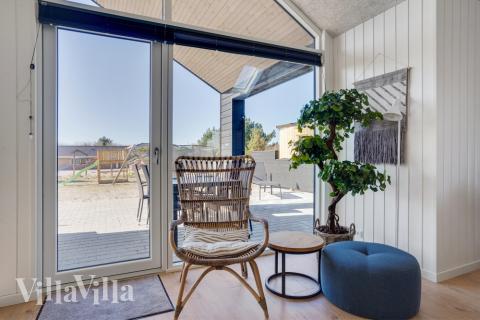 Sofaen i luksushus nr. 533 i Vestjylland er perfekt for å hygge seg med et brettspill eller se en film sammen.