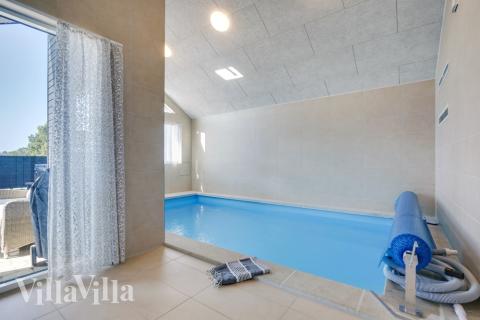 Feriehus 533 har et flott basseng med sklie, et stort innebygd boblebad og en badstue