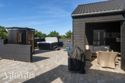 Nyt en grillkveld på terrassen i luksushus nr. 533 i Vestjylland