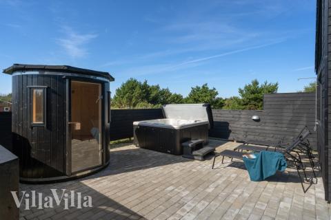 I det attraktive feriehuset nr. 533 i Vestjylland finnes det mengder av utendørsaktiviteter, som leketårn og huskestativ.