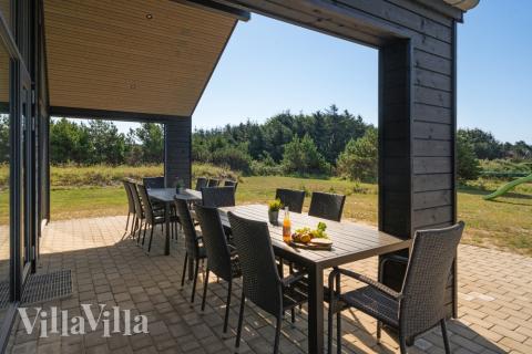 På terrassen i feriehus nr. 533 er det plass til 14 personer.