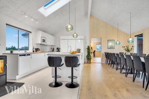 Det er plass til 20 personer i det store lyse oppholdsrommet i luksushus nr. 529.