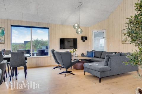 Sofaen i luksushus nr. 529 i Nordjylland er perfekt for å hygge seg med et brettspill eller se en film sammen.