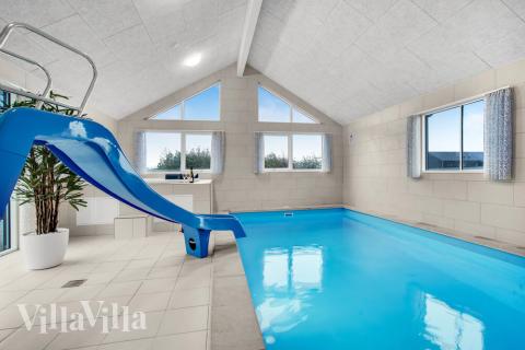 Feriehus 529 har et flott basseng med sklie, et stort innebygd boblebad og en badstue