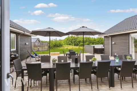 Nyt en grillkveld på terrassen i luksushus nr. 529 i Nordjylland