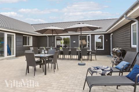 På terrassen i feriehus nr. 529 er det plass til 20 personer.