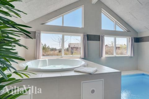 Ta en dukkert i bassenget i luksushus nr. 525 i Lolland/Falster/Møn.