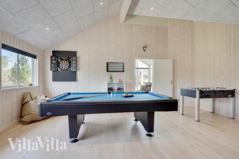 I tillegg til alle aktivitetsmulighetene i husets bassengavdeling, kan du også spille biljard, bordtennis og dart i luksushus nr. 525