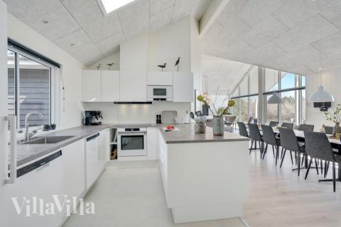 Det er god plass til at 16 personer sitter sammen i feriehusets oppholdsrom under et besøk i luksushus 525 i Lolland/Falster/Møn.