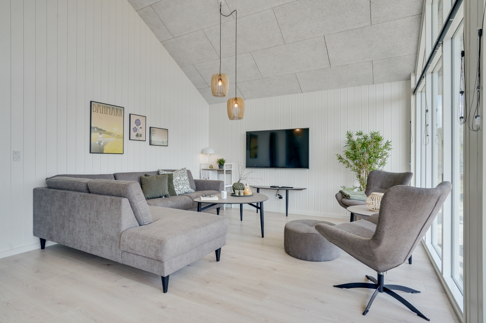 Det er god plass til hygge i feriehusets sofagruppe under oppholdet i luksushus nr. 525