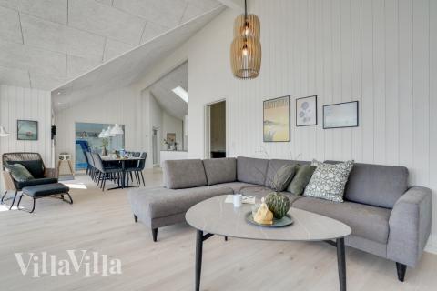 Sofaen i luksushus nr. 525 i Lolland/Falster/Møn er perfekt for å hygge seg med et brettspill eller se en film sammen.