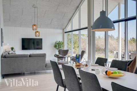 Det er plass til 16 personer i det store lyse oppholdsrommet i luksushus nr. 525.