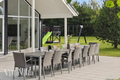 På terrassen i feriehus nr. 525 er det plass til 16 personer.