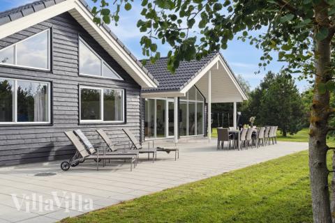 Nyt en grillkveld på terrassen i luksushus nr. 525 i Lolland/Falster/Møn