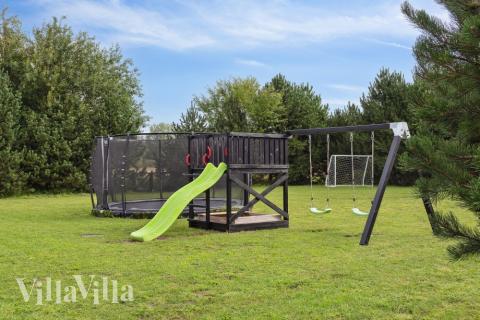 I det attraktive feriehuset nr. 525 i Lolland/Falster/Møn finnes det mengder av utendørsaktiviteter, som leketårn og huskestativ.