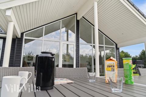 Stor terrasse i luksushus nr. 525 i Lolland/Falster/Møn.