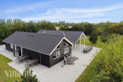 Dette lekre huset med svømmebasseng, nr. 525, med plass til 16 personer, ligger i Lolland/Falster/Møn