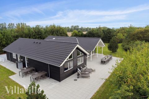 Dette lekre huset med svømmebasseng, nr. 525, med plass til 16 personer, ligger i Lolland/Falster/Møn