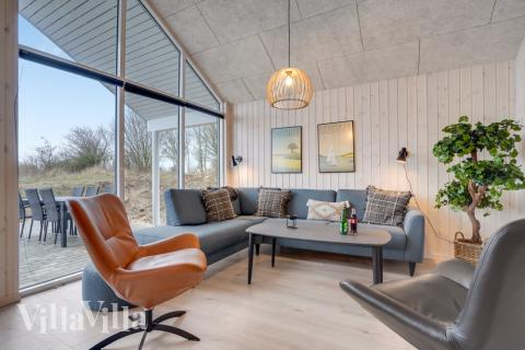 Det er god plass til hygge i feriehusets sofagruppe under oppholdet i luksushus nr. 524