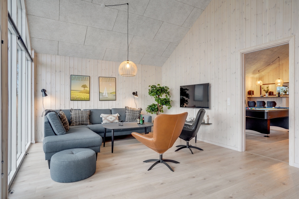 Sofaen i luksushus nr. 524 i Sydjylland er perfekt for å hygge seg med et brettspill eller se en film sammen.