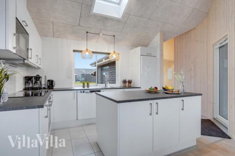 På luksushusets kjøkken finner dere alt dere trenger for å lage mat til 16 personer.