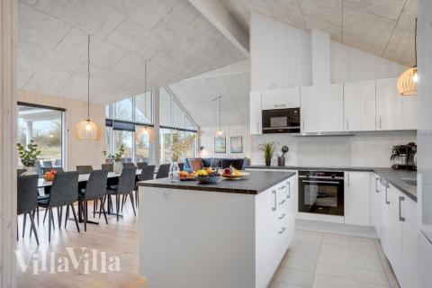 Kjøkkenet i luksushus nr. 524 i Sydjylland er godt innrettet.