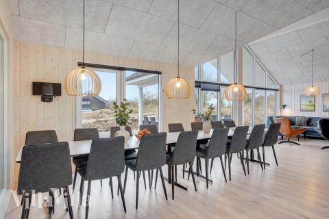 Det er plass til 16 personer i det store lyse oppholdsrommet i luksushus nr. 524.