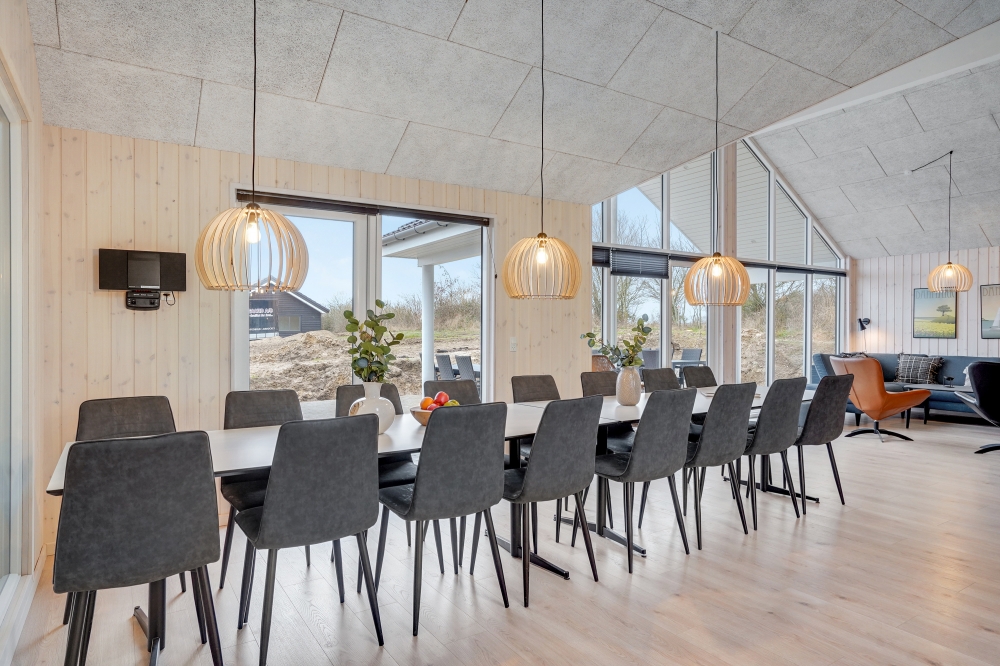 Det er plass til 16 personer i det store lyse oppholdsrommet i luksushus nr. 524.