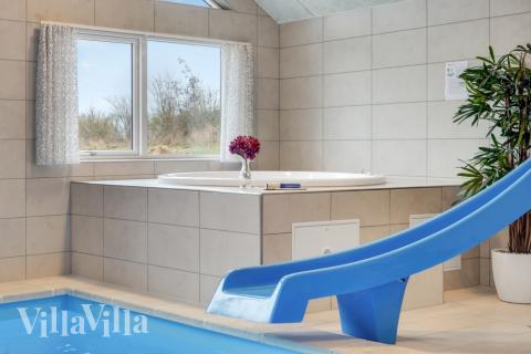 Nyt varmen i boblebadet i luksushus nr. 524 i Sydjylland