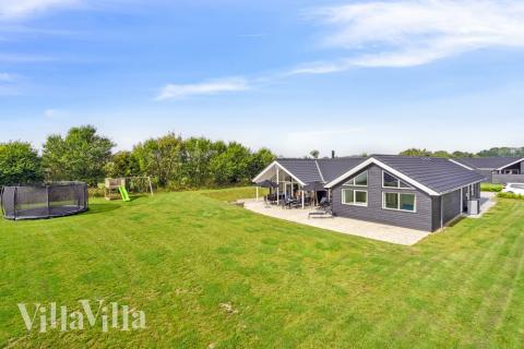 Dette lekre huset med svømmebasseng, nr. 524, med plass til 16 personer, ligger i Sydjylland