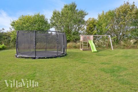 I det attraktive feriehuset nr. 524 i Sydjylland finnes det mengder av utendørsaktiviteter, som leketårn og huskestativ.