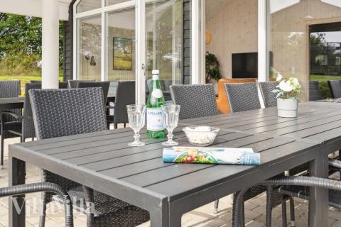På terrassen i feriehus nr. 524 er det plass til 16 personer.