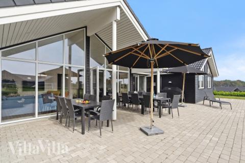 Nyt en grillkveld på terrassen i luksushus nr. 524 i Sydjylland