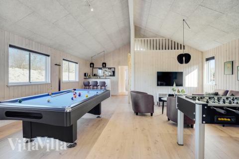 Luksushus nr. 523 til 18 personer tilbyr et stort aktivitetsrom med bl.a. biljard og dart